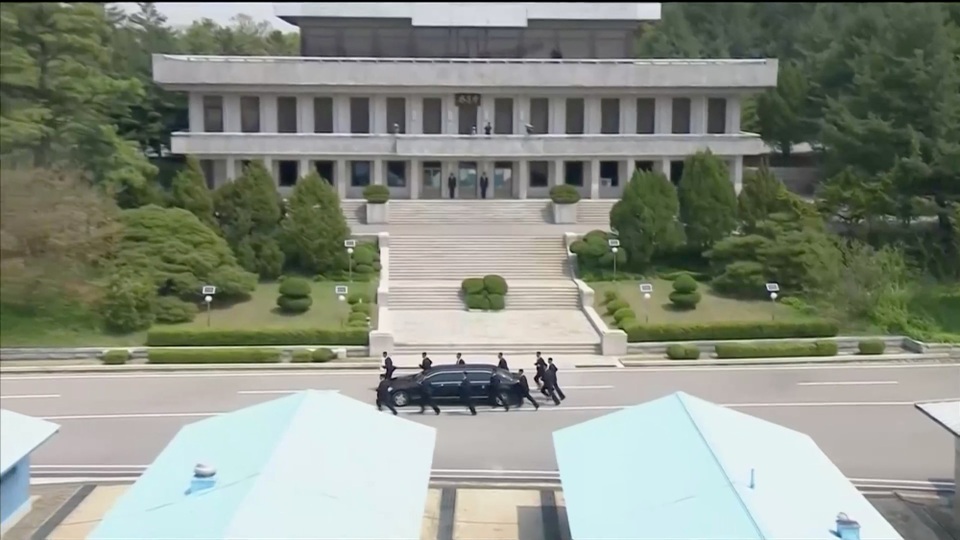 12 vệ sĩ chạy bộ hộ tống xe chở ông Kim Jong-un - 2
Ông Kim Jong-un di chuyển đến làng đình chiến Bàn Môn Điếm ở Khu phi quân sự liên Triều (DMZ) trên một chiếc xe Mercedes-Benz màu đen. (Ảnh: Reuters)