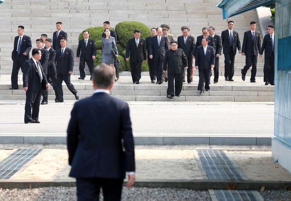 12 vệ sĩ chạy bộ hộ tống xe chở ông Kim Jong-un - 1
Nhà lãnh đạo Triều Tiên Kim Jong-un hôm nay 27/4 cùng với đoàn tháp tùng đã có chuyến đi lịch sử tới Khu phi quân sự liên Triều ở bên lãnh thổ Hàn Quốc để tiến hành hội nghị thượng đỉnh với Tổng thống Hàn Quốc Moon Jae-in. (Ảnh: Reuters)