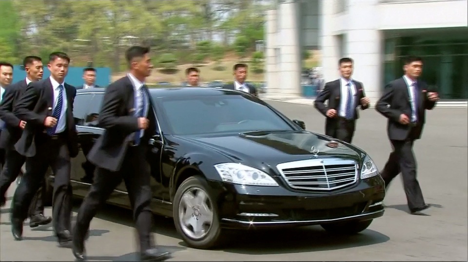 12 vệ sĩ chạy bộ hộ tống xe chở ông Kim Jong-un - 11
(Ảnh: Reuters)