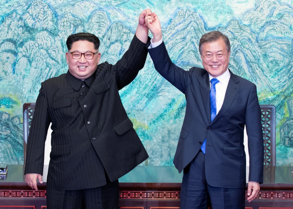 Ông Kim Jong-un trở về Triều Tiên sau hội nghị thượng đỉnh lịch sử - 17
Hai nhà lãnh đạo cũng đồng ý hợp tác phi hạt nhân hóa hoàn toàn bán đảo Triều Tiên.