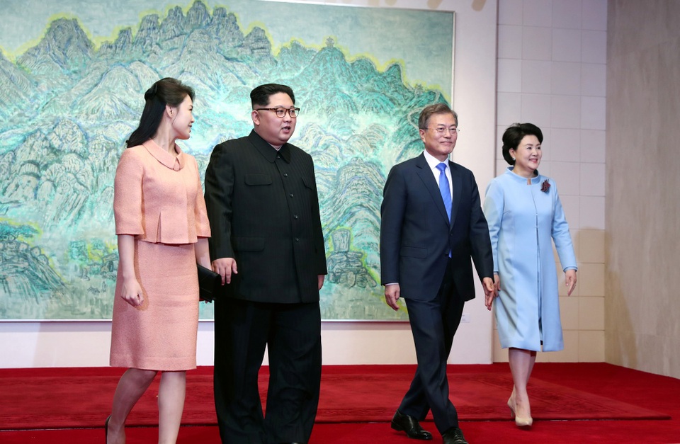 Ông Kim Jong-un trở về Triều Tiên sau hội nghị thượng đỉnh lịch sử - 1
Sau hội nghị thượng đỉnh, Tổng thống Hàn Quốc Moon Jae-in và phu nhân cùng nhà lãnh đạo Triều Tiên Kim Jong-un và phu nhân đã cùng nhau tới dự tiệc tối ở tầng 3 của Nhà Hòa Bình.