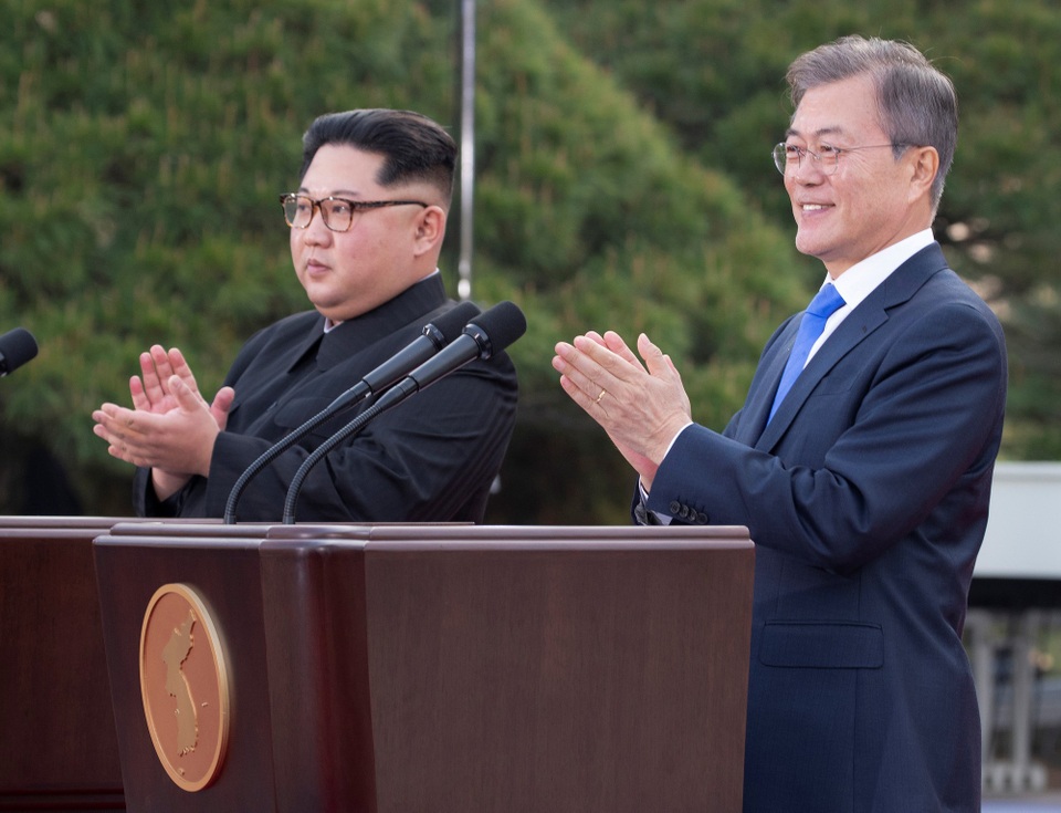 Ông Kim Jong-un trở về Triều Tiên sau hội nghị thượng đỉnh lịch sử - 16
Trước đó, tại cuộc họp báo sau hội nghị thượng đỉnh, hai nhà lãnh đạo đã thông báo các kết quả quan trọng của hội nghị, trong đó có việc hai nước sẽ ký hiệp ước hòa bình để chính thức kết thúc Chiến tranh Triều Tiên (1950- 1953) trong năm nay.
