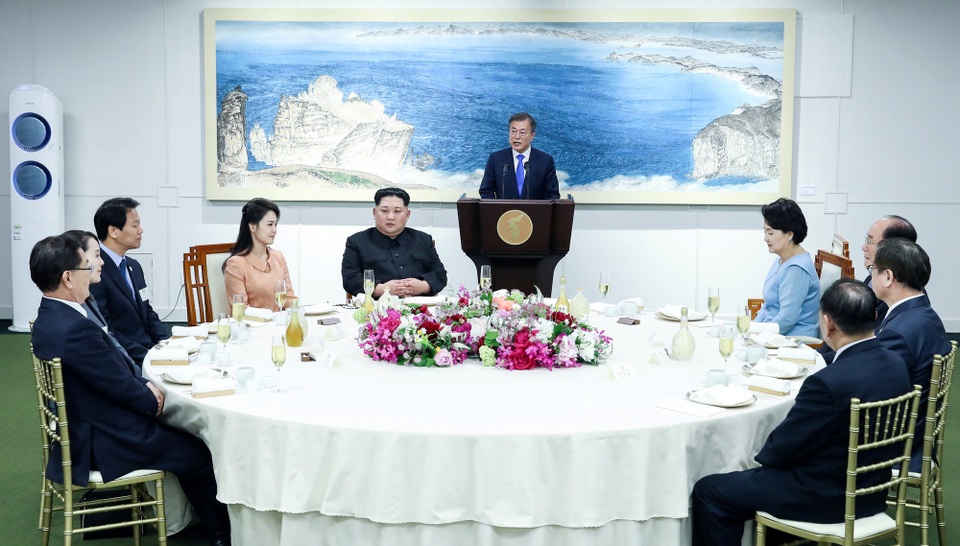 Ông Kim Jong-un trở về Triều Tiên sau hội nghị thượng đỉnh lịch sử - 2
Tổng thống Hàn Quốc Moon Jae-in phát biểu tại buổi tiệc mừng.