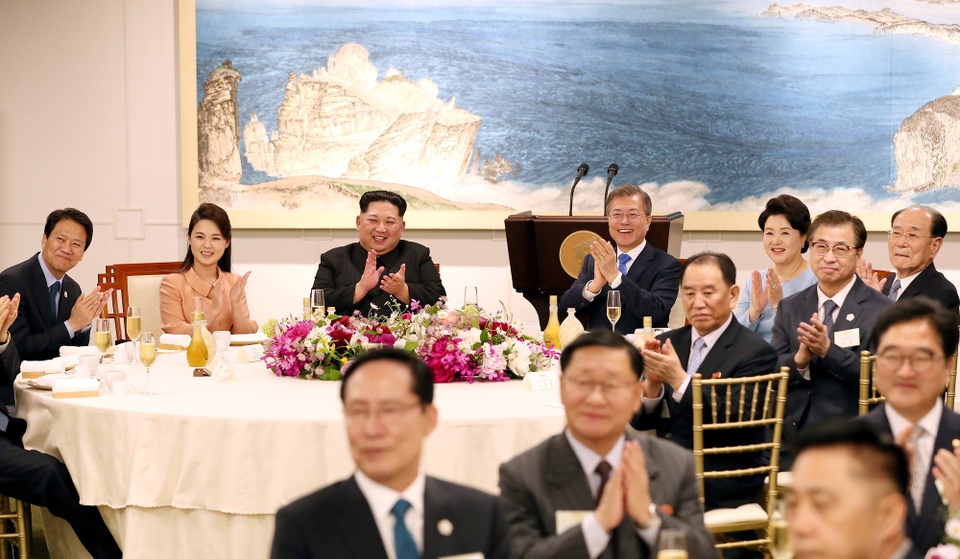 Ông Kim Jong-un trở về Triều Tiên sau hội nghị thượng đỉnh lịch sử - 9
Đây là lần đầu tiên các nhà lãnh đạo Hàn Quốc và Triều Tiên gặp nhau trong 11 năm qua.