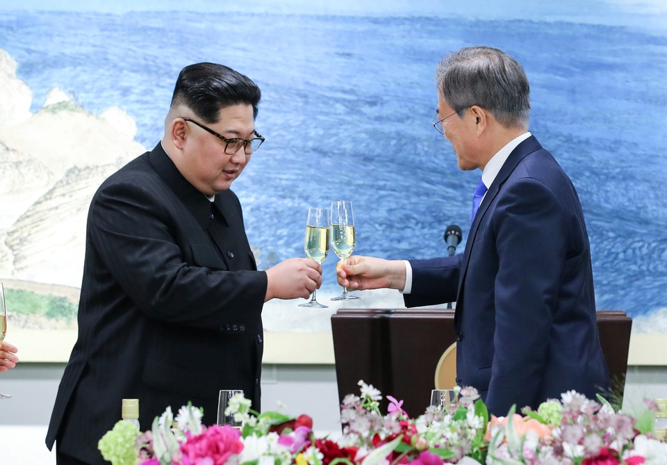 Ông Kim Jong-un trở về Triều Tiên sau hội nghị thượng đỉnh lịch sử - 6
Hai nhà lãnh đạo Hàn Quốc và Triều Tiên nâng ly chúc mừng kết quả tích cực của hội nghị thượng đỉnh.