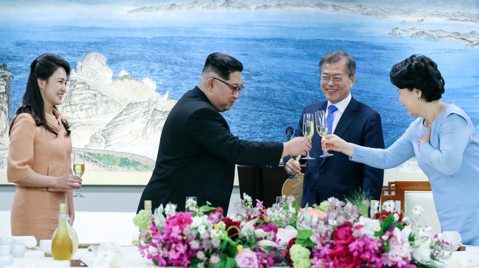Ông Kim Jong-un trở về Triều Tiên sau hội nghị thượng đỉnh lịch sử - 7
Ông Kim Jong-un nâng cốc cùng Tổng thống Hàn Quốc Moon Jae-in và đệ nhất phu nhân Kim Jung-sook.