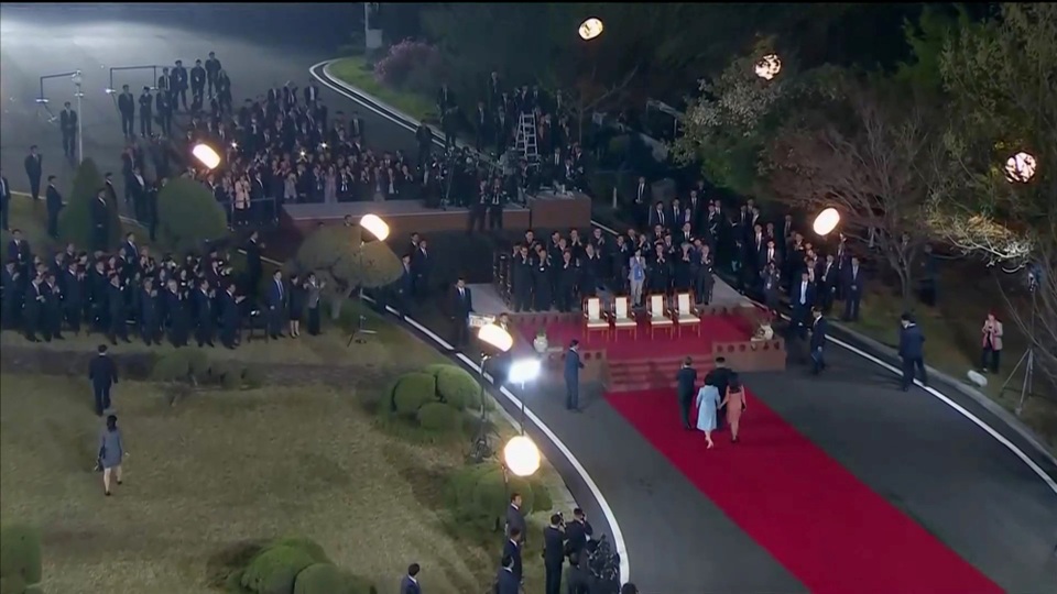 Ông Kim Jong-un trở về Triều Tiên sau hội nghị thượng đỉnh lịch sử - 10
Sau tiệc tối, hai nhà lãnh đạo và các phu nhân đã cùng tham dự một chương trình ca nhạc ngoài trời ở làng đình chiến.