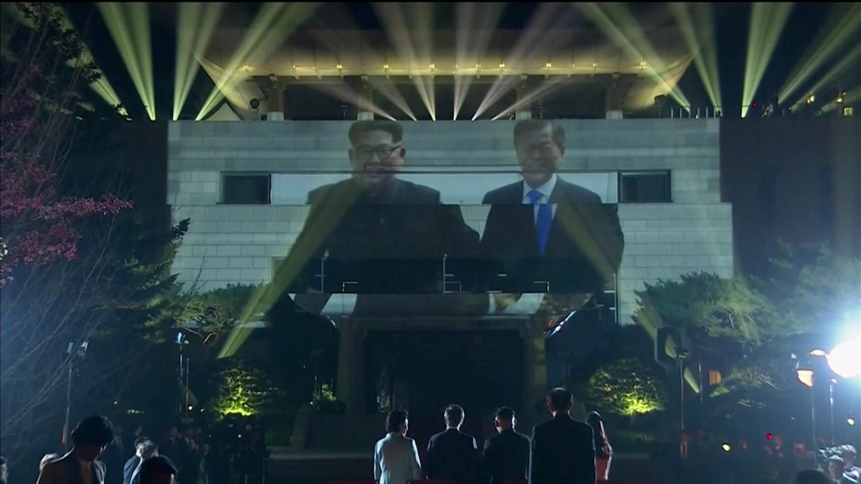 Ông Kim Jong-un trở về Triều Tiên sau hội nghị thượng đỉnh lịch sử - 12
Hình ảnh hai nhà lãnh đạo được chiếu lên ở đại sảnh của Nhà Hòa Bình.