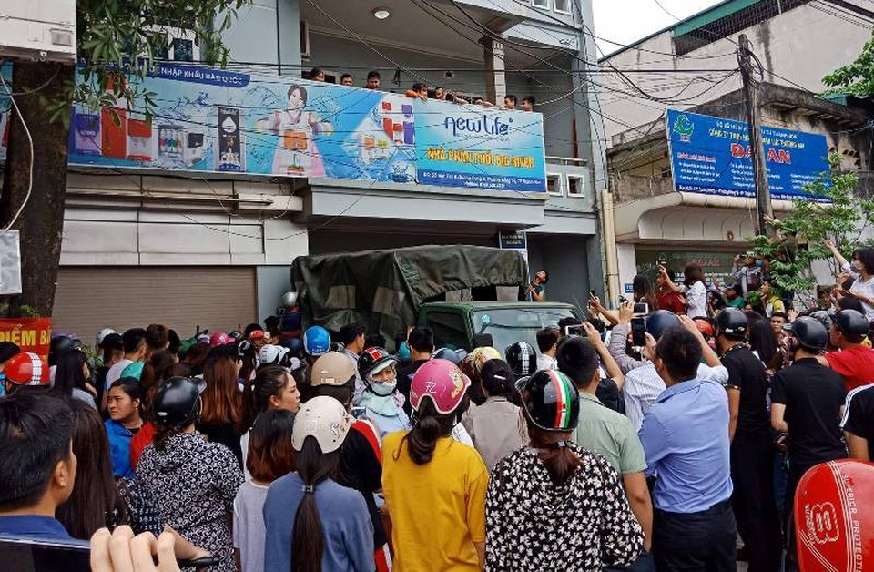 Trường ĐH Hồng Đức họp khẩn vì 12 sinh viên tham gia “Hội thánh Đức Chúa Trời” - 1 Hàng trăm người dân hiếu kỳ tập trung xem cơ quan chức năng kiểm tra một điểm truyền bá Hội thánh Đức Chúa Trời.