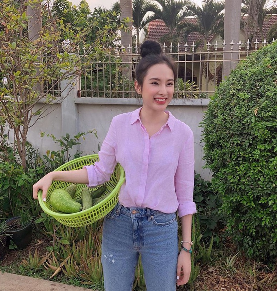 Hoa hậu Kỳ Duyên khoe "bầu 5 tháng"; Elly Trần diện đồ "kín bưng" vẫn khiến "nhức mắt" - 3 Trái với hình ảnh thời thượng, sành điệu ngày thường khi xuất hiện trong các sự kiện, Angela Phương Trinh diện áo sơ mi, quần jeans, ra vườn. Với nụ cười rạng rỡ, cô chia sẻ: Cả nhà thấy hình ảnh này có nhớ Vy trong Mùi ngò gai không?