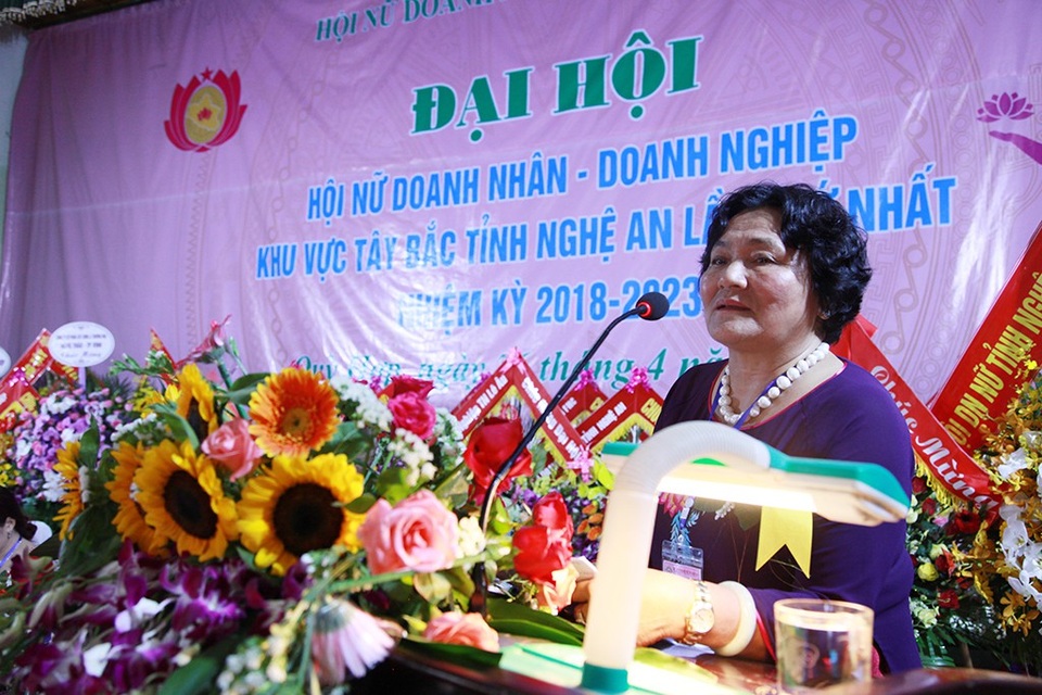 Phụ nữ Tây Bắc Nghệ An quyết tâm vượt khó xây dựng kinh tế vững mạnh - 1 Bà Trần Thị Khánh Toàn - Chủ tịch Hội doanh nhân - doanh nghiệp nữ tỉnh Nghệ An nhấn mạnh: Chúng tôi mong muốn Chi hội nữ doanh nghiệp Tây Bắc Nghệ An sẽ là một điểm sáng trong các chi hội trên địa bàn tỉnh. Là nơi để các nữ doanh nghiệp giúp đỡ nhau trong quá trình phát triển kinh tế.