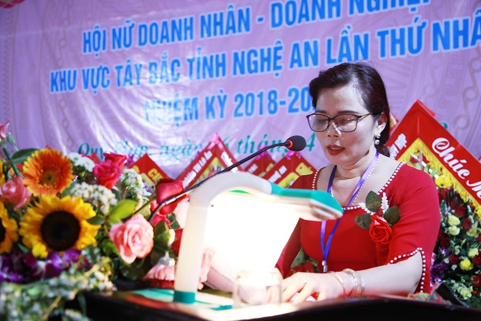 Phụ nữ Tây Bắc Nghệ An quyết tâm vượt khó xây dựng kinh tế vững mạnh - 4 Bà Nguyễn Thị Phương Thảo - Chủ tịch chi hội nữ doanh nghiệp Tây Bắc Nghệ An quyết tâm: “... các nữ doanh nghiệp Tây Bắc tỉnh Nghệ An sẽ còn phát triển nhiều hơn nữa. Sẽ có thêm thật nhiều nữ doanh nghiệp được tôn vinh trong phát triển kinh tế, xây dựng đời sống.