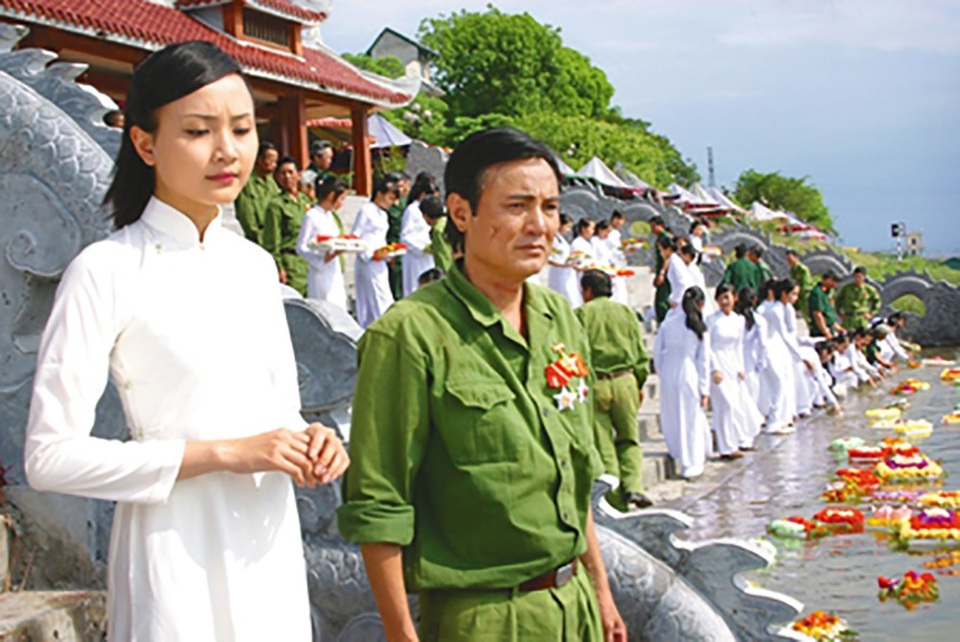 Diễn viên phim “Làng Vũ Đại ngày ấy” sau 36 năm - 15 Năm 1987, nghệ sĩ Hữu Mười sang Nga theo học ngành đạo diễn. Phim điện ảnh Mùi cỏ cháy do ông đạo diễn đoạt Cánh Diều Vàng năm 2011. Hiện ngoài công việc đạo diễn, NSƯT Hữu Mười còn giảng dạy tại Đại học Sân khấu Điện ảnh Hà Nội.