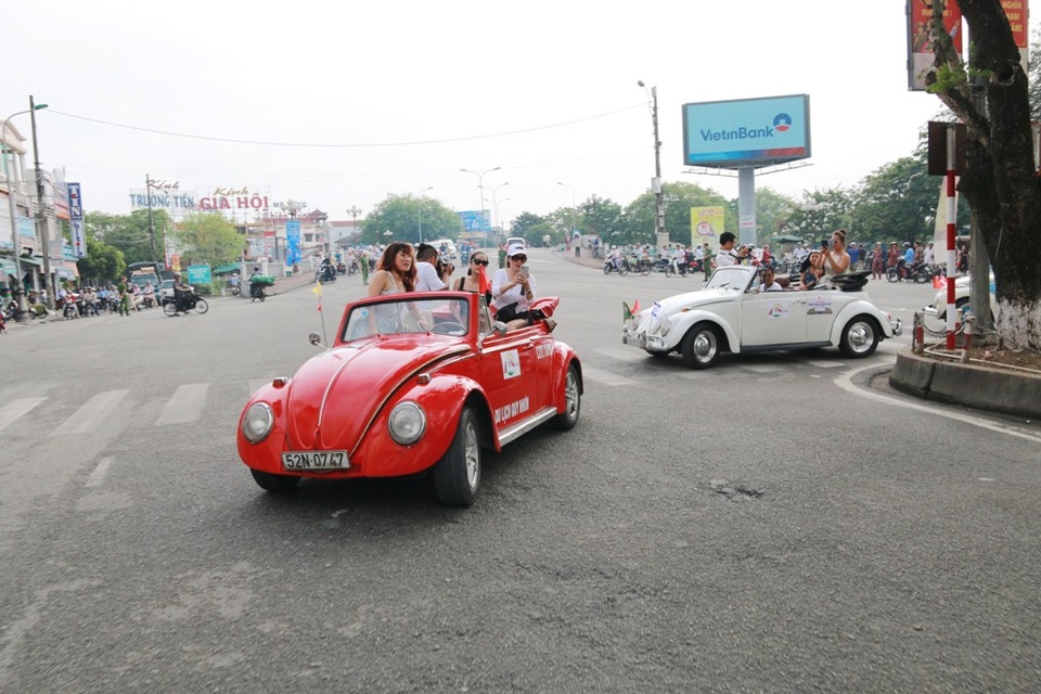 Độc đáo màn diễu hành xe cổ Volkswagen tại Cố đô Huế - 5 Đoàn xe cổ diễu hành qua tuyến đường Trần Hưng Đạo