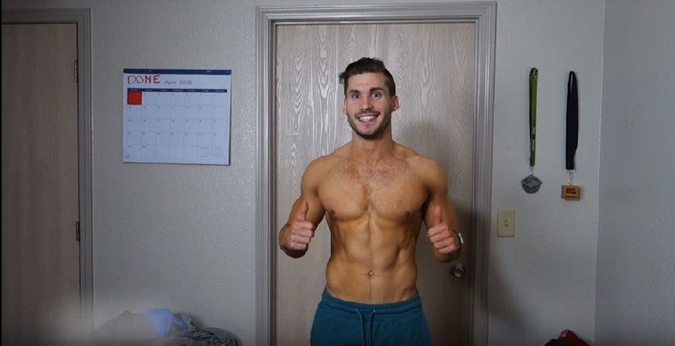 Ngỡ ngàng 9X "bụng bự" hóa “soái ca sáu múi” chỉ sau 12 tuần - 3 
Và sau 3 tháng anh chàng trở thành “soái ca sáu múi”