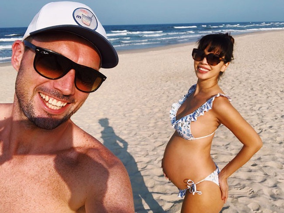 Sắp lâm bồn, siêu mẫu Hà Anh vẫn khoe ảnh bikini bốc lửa - 1 Hai vợ chồng Hà Anh luôn quấn quýt bên nhau.