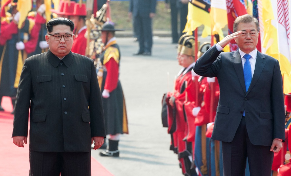 Ông Kim Jong-un bước chân qua ranh giới liên Triều - 11 Đây là hội nghị thượng đỉnh đầu tiên giữa Triều Tiên và Hàn Quốc kể từ năm 2007 đến nay.
