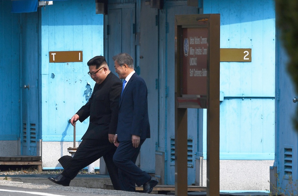 Ông Kim Jong-un bước chân qua ranh giới liên Triều - 6 Hình ảnh do truyền thông công bố cho thấy cả hai nhà lãnh đạo đều vui vẻ tươi cười khi gặp mặt tại khu phi quân sự liên Triều.