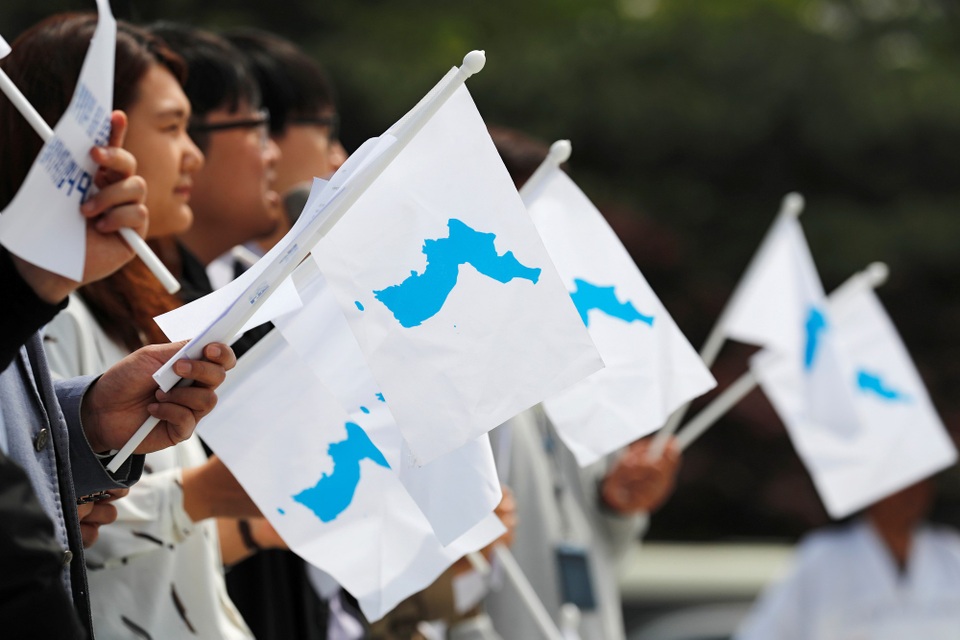 Người Hàn Quốc mừng ngày lịch sử trên bán đảo Triều Tiên - 8 Sinh viên Hàn Quốc mang cờ in hình bản đồ bán đảo Triều Tiên thống nhất.