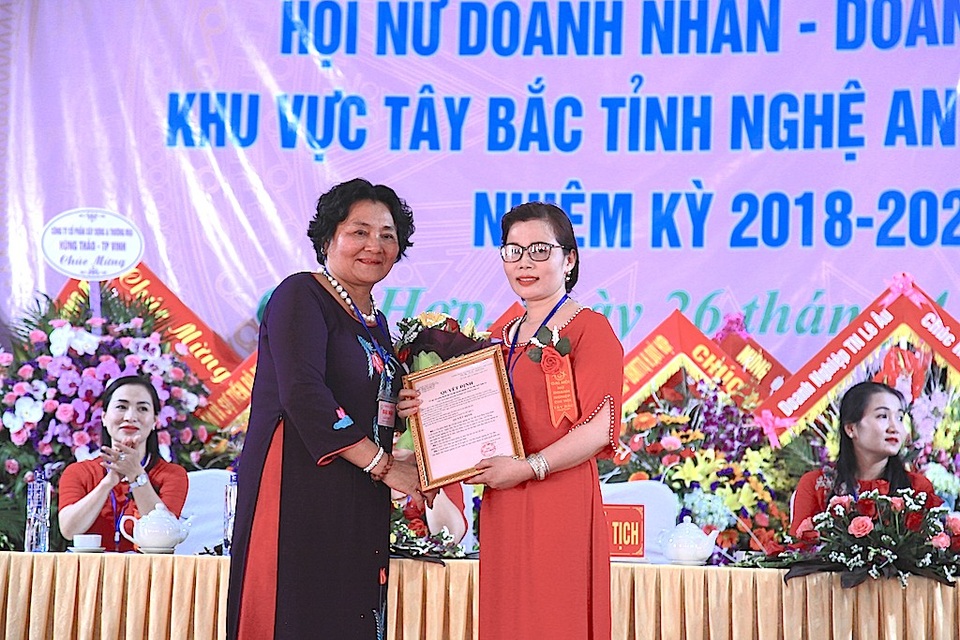 Phụ nữ Tây Bắc Nghệ An quyết tâm vượt khó xây dựng kinh tế vững mạnh - 3 Tại Đại hội, đã công bố Quyết định thành lập Chi hội nữ doanh nhân - doanh nghiệp khu vực Tây Bắc và thông qua dự thảo điều lệ, phương hướng hoạt động trong nhiệm kỳ đầu tiên, đồng thời ra mắt Ban Chấp hành nhiệm kỳ đầu tiên gồm 9 người và bầu Chủ tịch, các Phó Chủ tịch Chi hội.