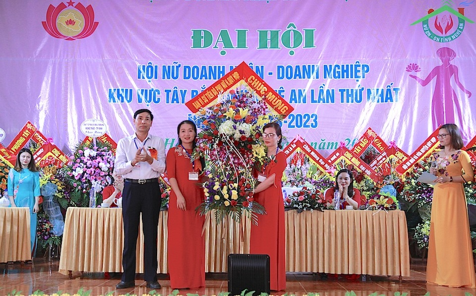 Phụ nữ Tây Bắc Nghệ An quyết tâm vượt khó xây dựng kinh tế vững mạnh - 6 Ông Nguyễn Đình Tùng - Chủ tịch UBND huyện Quỳ Hợp chúc mừng Chi hội nữ doanh nghiệp Tây Bắc Nghệ An nhân ngày thành lập.