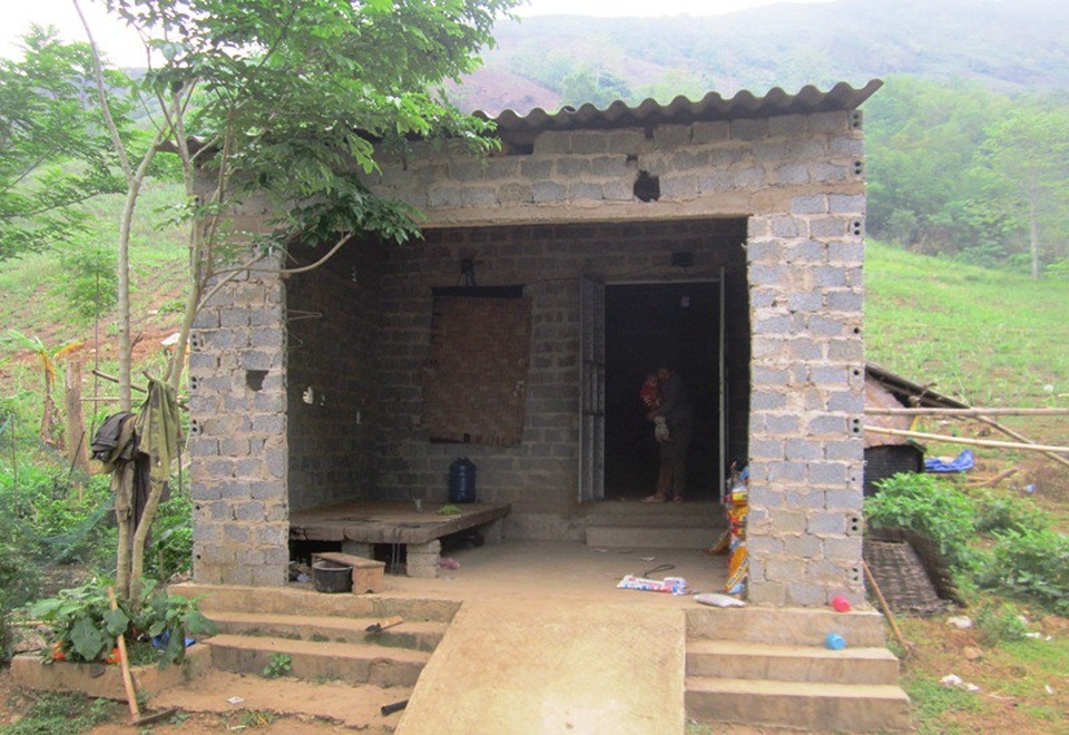 Dân bị xã "om" thẻ bảo hiểm y tế vì còn... nợ phí - 1 Cuộc sống của nhiều hộ dân trên địa bàn xã Lương Nội còn khó khăn