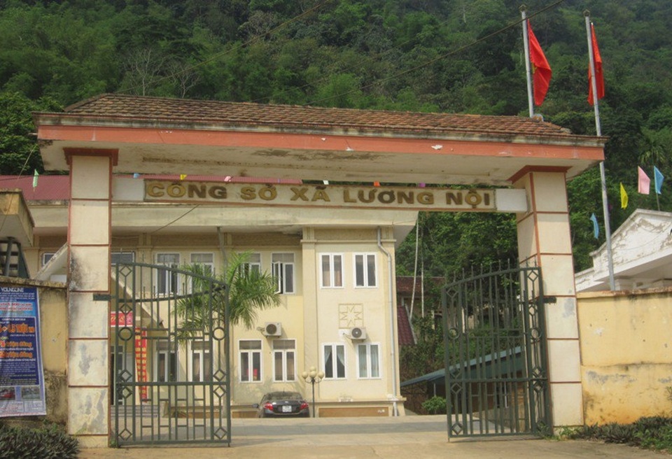 Dân bị xã "om" thẻ bảo hiểm y tế vì còn... nợ phí - 2 Theo UBND huyện Bá Thước, việc một số hộ dân không được nhận thẻ BHYT vì còn nợ phí là có
