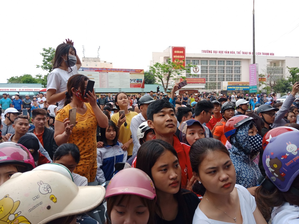 Hàng trăm người tập trung xem công an khám cơ sở “Hội thánh Đức Chúa Trời” - 1
Hàng trăm người dân hiếu kỳ tập trung xem cơ quan chức năng kiểm tra một điểm truyền bá Hội thánh Đức Chúa Trời.