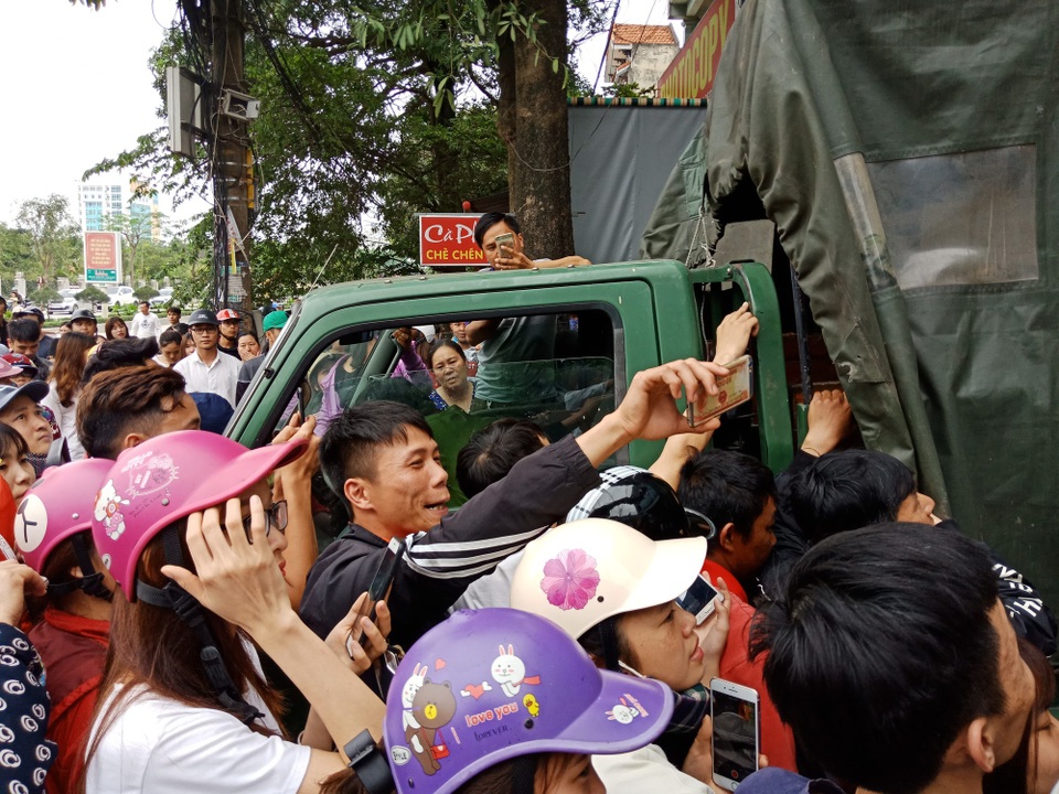 Hàng trăm người tập trung xem công an khám cơ sở “Hội thánh Đức Chúa Trời” - 3
Ghi nhận đến 13h30 việc kiểm tra, lập biên bản vẫn tiếp tục diễn ra.