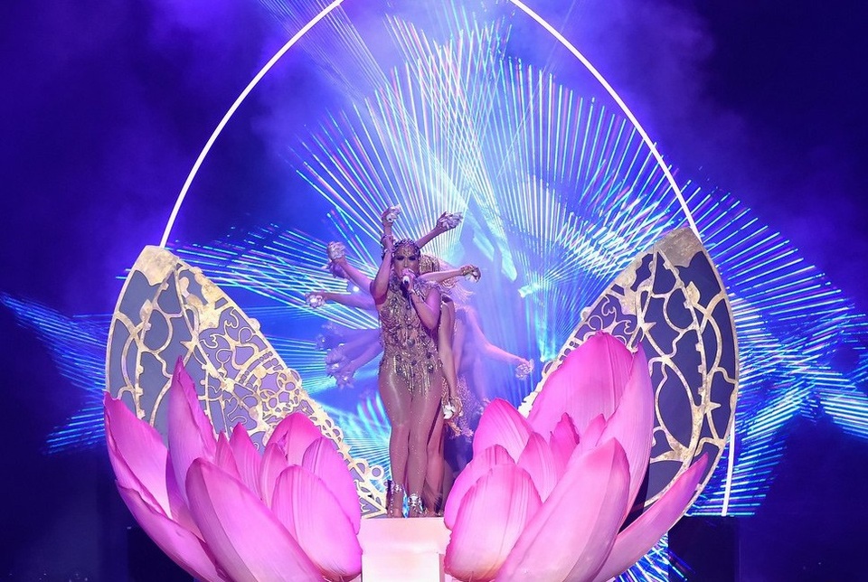 Jennifer Lopez bốc lửa sánh đôi cùng "bồ" kém tuổi - 14 Jennifer Lopez bốc lửa sánh đôi cùng "bồ" kém tuổi - 14