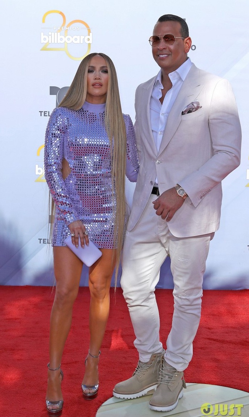 Jennifer Lopez bốc lửa sánh đôi cùng "bồ" kém tuổi - 7
Hơn bạn trai 6 tuổi nhưng Jennifer trông thật xinh đẹp, gợi cảm và trẻ trung khi sánh đôi cùng Alex.