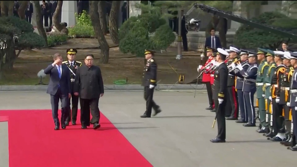 Ông Kim Jong-un bước chân qua ranh giới liên Triều - 10 Tổng thống Moon Jae-in giơ tay chào khi duyệt đội danh dự cùng ông Kim Jong-un.