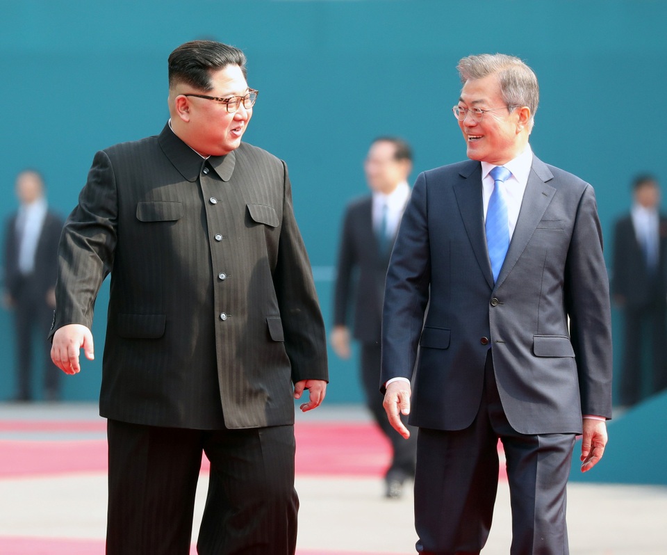 Ông Kim Jong-un bước chân qua ranh giới liên Triều - 13 Khoảnh khắc thân mật của hai nhà lãnh đạo Hàn - Triều.
