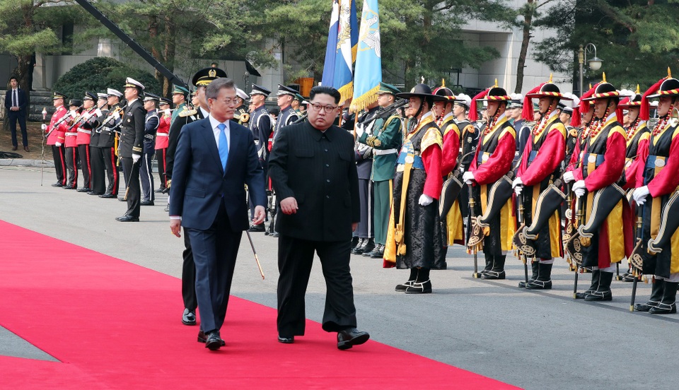 Ông Kim Jong-un bước chân qua ranh giới liên Triều - 14 Ông Kim Jong-un sải bước trên thảm đỏ cạnh nhà lãnh đạo Hàn Quốc.