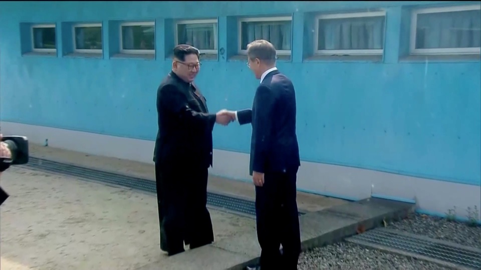 Ông Kim Jong-un bước chân qua ranh giới liên Triều - 2
Nhà lãnh đạo Kim Jong-un bắt tay Tổng thống Moon Jae-in tại đường ranh giới quân sự ở làng đình chiến Panmunjom.
