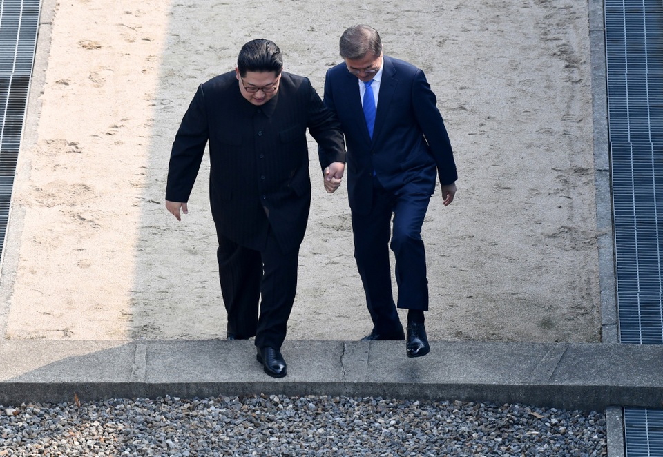 Ông Kim Jong-un bước chân qua ranh giới liên Triều - 3 Hai nhà lãnh đạo cùng bước sang khu phía bắc của đường ranh giới và sau đó nhanh chóng trở lại phía nam - nơi sắp diễn ra hội nghị thượng đỉnh.