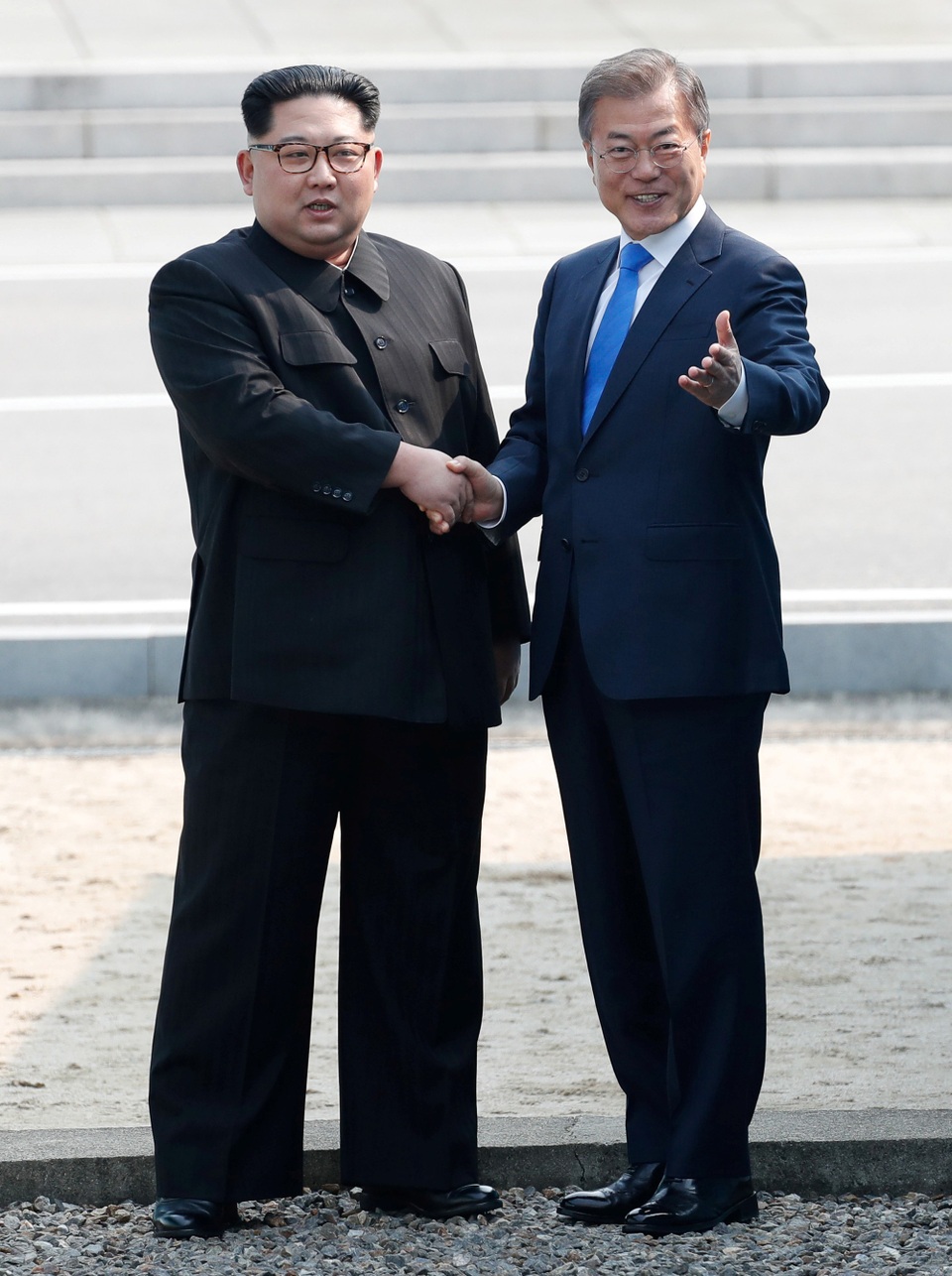 Ông Kim Jong-un bước chân qua ranh giới liên Triều - 4 Ông Kim Jong-un trở thành nhà lãnh đạo Triều Tiên đầu tiên đặt chân tới lãnh thổ Hàn Quốc kể từ sau chiến tranh liên Triều (1950-1953).