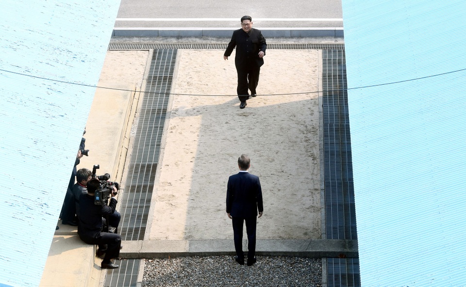 Ông Kim Jong-un bước chân qua ranh giới liên Triều - 1
Nhà lãnh đạo Kim Jong-un sáng nay dẫn đầu đoàn quan chức cấp cao Triều Tiên tới làng đình chiến Panmunjom ở khu phi quân sự liên Triều, nơi chia cách biên giới hai nước. Nhà lãnh đạo Triều Tiên tiến về phía Tổng thống Hàn Quốc Moon Jae-in.