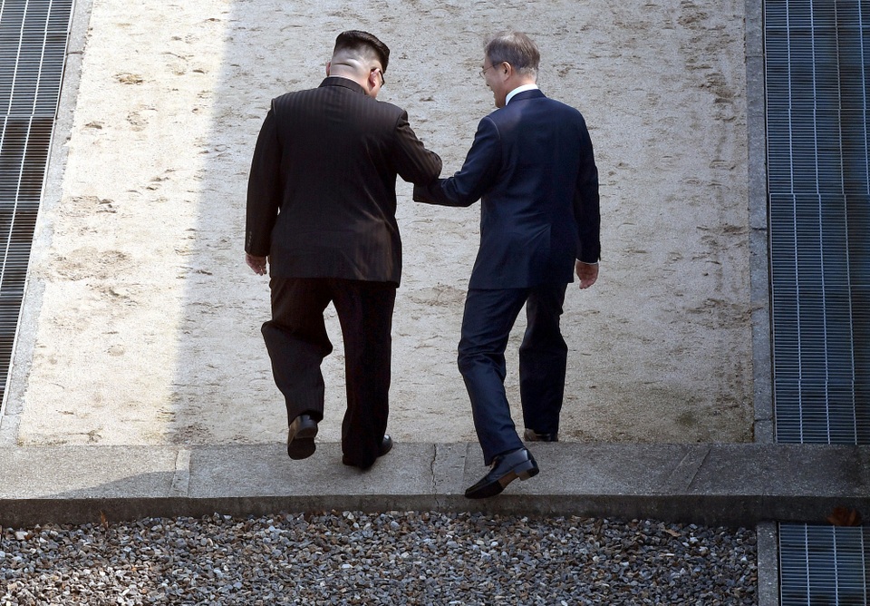 Ông Kim Jong-un bước chân qua ranh giới liên Triều - 5 Sau khi bước qua giới tuyến liên Triều sang phía bắc, hai nhà lãnh đạo dắt tay nhau bước trở lại phía nam để thực hiện các nghi thức đón tiếp tiếp theo.