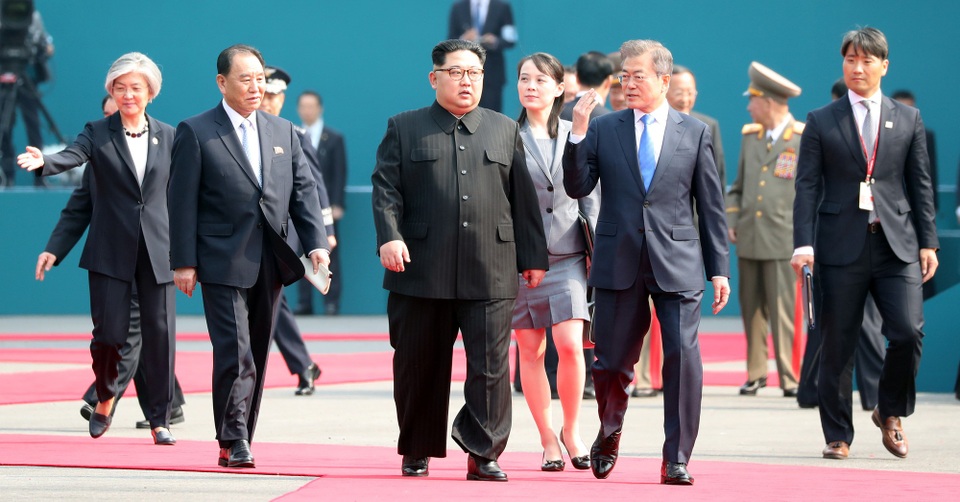 Ông Kim Jong-un bước chân qua ranh giới liên Triều - 15 Các trợ lý tháp tùng ông Kim Jong-un trong chuyến đi tới khu phi quân sự liên Triều.