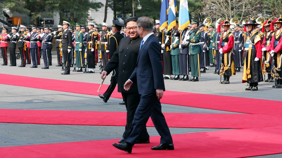 Ông Kim Jong-un bước chân qua ranh giới liên Triều - 12 Hai nhà lãnh đạo Hàn - Triều trò chuyện cùng nhau.