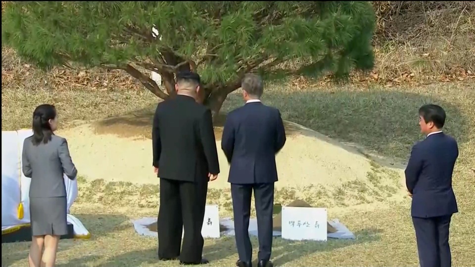 Lãnh đạo Triều Tiên trồng cây cùng Tổng thống Hàn Quốc - 2 Em gái ông Kim Jong-un, bà Kim Yo-jong, đã giúp anh trai đeo găng tay trắng trước khi bắt đầu nghi thức trồng cây. Nhà lãnh đạo Kim Jong-un nói rằng “một mùa xuân mới” đã đến với hai miền Triều Tiên.