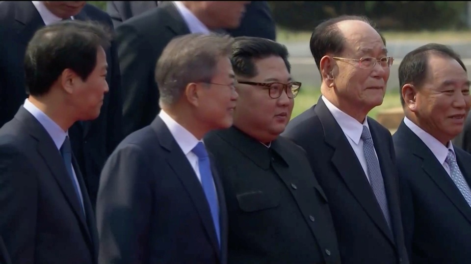 Ông Kim Jong-un bước chân qua ranh giới liên Triều - 16 Ông Kim Jong-un và ông Moon Jae-in đứng cạnh nhau trong lúc chụp ảnh lưu niệm.