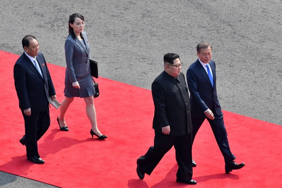 Em gái ông Kim Jong-un đỏ mặt vì được gọi là "ngôi sao" - 4
Bà Kim Yo-jong bước trên thảm đỏ trong lễ đón nhà lãnh đạo Triều Tiên Kim Jong-un tại làng đình chiến Bàn Môn Điếm ở biên giới liên Triều. (Ảnh: AFP)