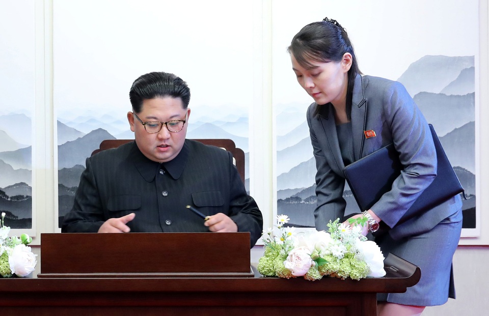 Em gái ông Kim Jong-un đỏ mặt vì được gọi là "ngôi sao" - 7
Bà Kim Yo-jong, được cho là sinh năm 1987, là con út của cố lãnh đạo Kim Jong-il, và là em gái của ông Kim Jong-un. (Ảnh: Reuters)