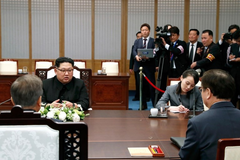 Em gái ông Kim Jong-un đỏ mặt vì được gọi là "ngôi sao" - 10
Bà Kim chăm chú ghi chép trong khi phái đoàn Hàn Quốc và Triều Tiên thảo luận tại phòng họp. (Ảnh: AFP)