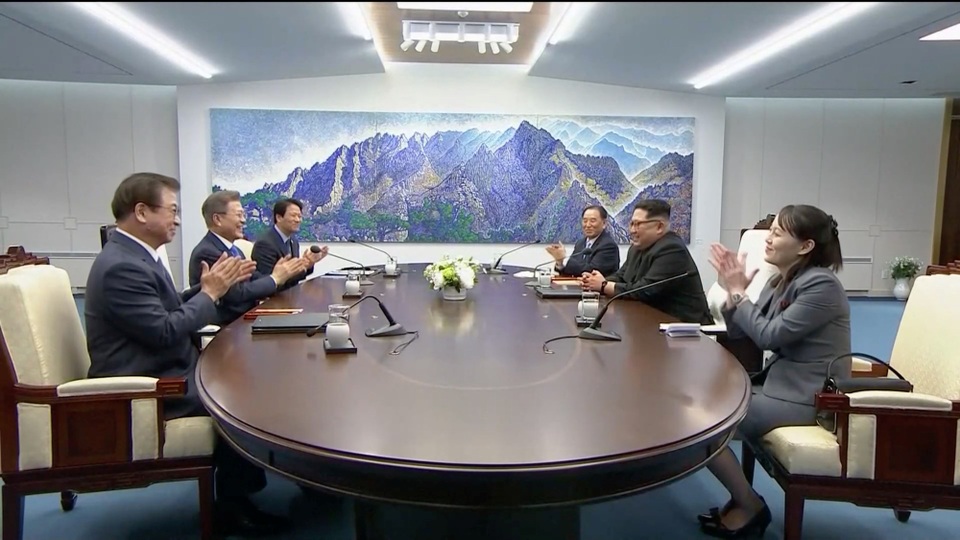 Em gái ông Kim Jong-un đỏ mặt vì được gọi là "ngôi sao" - 11
Bà Kim Yo Jong cũng tham gia đoàn đại biểu cấp cao của Triều Tiên tới dự Thế vận hội mùa Đông tại Hàn Quốc hồi tháng 2 năm nay. (Ảnh: AFP)