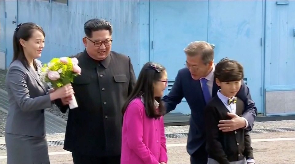Em gái ông Kim Jong-un đỏ mặt vì được gọi là "ngôi sao" - 5
Bà Kim Yo-jong luôn theo sát ông Kim Jong-un trong các hoạt động sáng nay. (Ảnh: Reuters)
