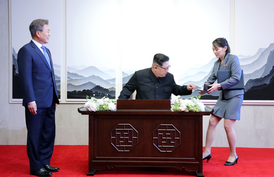 Em gái ông Kim Jong-un đỏ mặt vì được gọi là "ngôi sao" - 6
Bà Kim Yo-jong đưa bút cho nhà lãnh đạo Triều Tiên để ông viết trong sổ lưu niệm tại Nhà Hòa bình, nơi diễn ra hội nghị thượng đỉnh liên Triều. (Ảnh: Reuters)