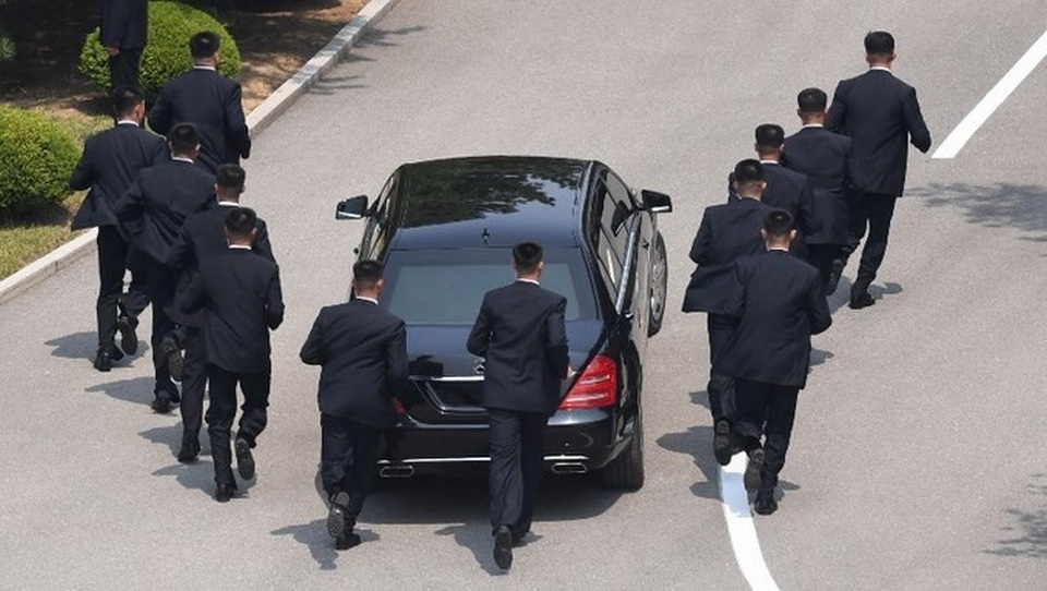 Chiếc limousine chở ông Kim Jong-un có gì đặc biệt? - 5
Giống như các xe chở nguyên thủ khác, chiếc limousine này cũng có khả năng chống chọi với các vụ nổ mìn và thiết bị nổ, sử dụng loại lốp run-flat để có thể tiếp tục di chuyển với vận tốc 80 km/h sau khi bị thủng. (Ảnh: AFP)